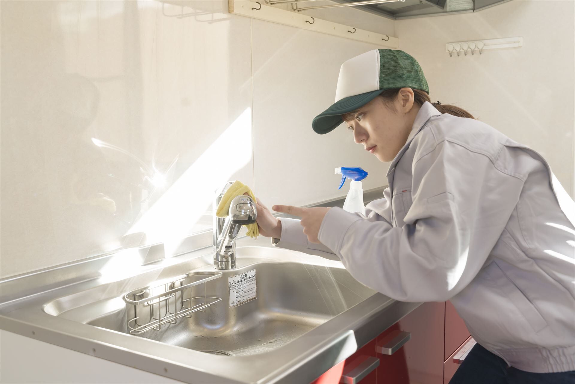 キッチンの清掃を行うスタッフ