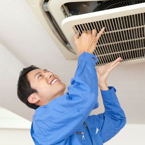 ビルトインエアコンの掃除をする男性スタッフ