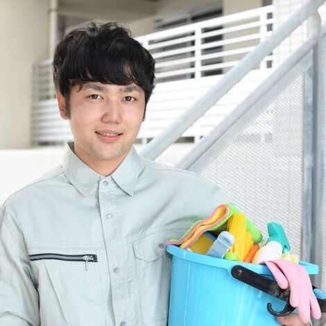 ハウスクリーニングで働く男性スタッフ
